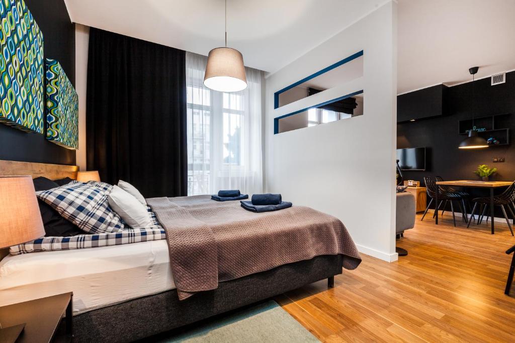 Posteľ alebo postele v izbe v ubytovaní Apartamenty Black&White