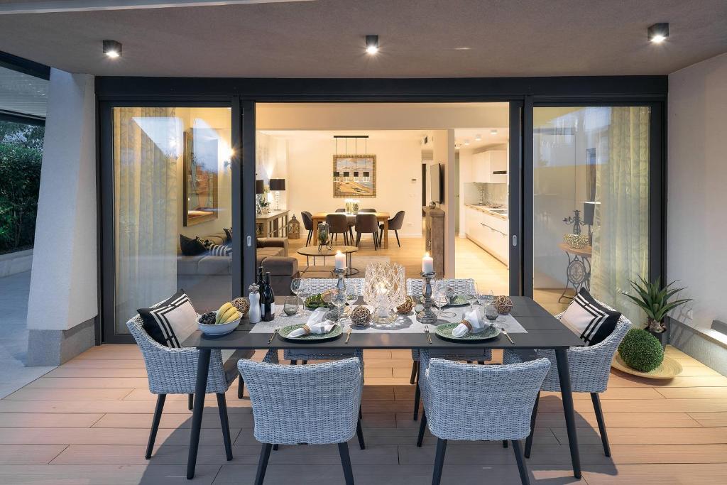 - une salle à manger avec une table et des chaises dans l'établissement K luxury residence, à Split