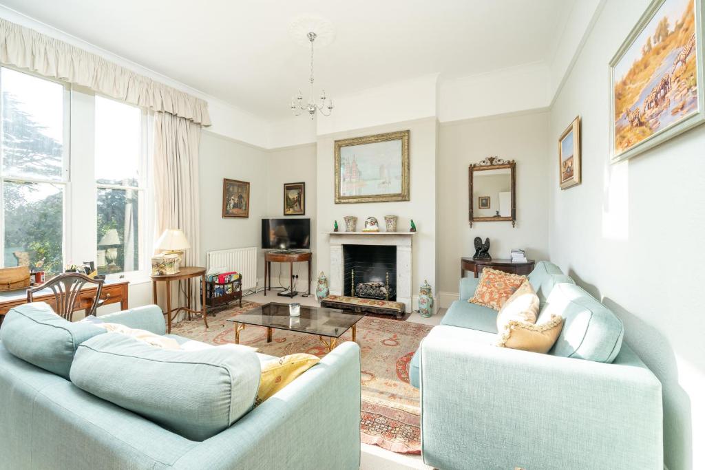 Elegant 2-bed flat with communal garden in Wimbledon, South West London