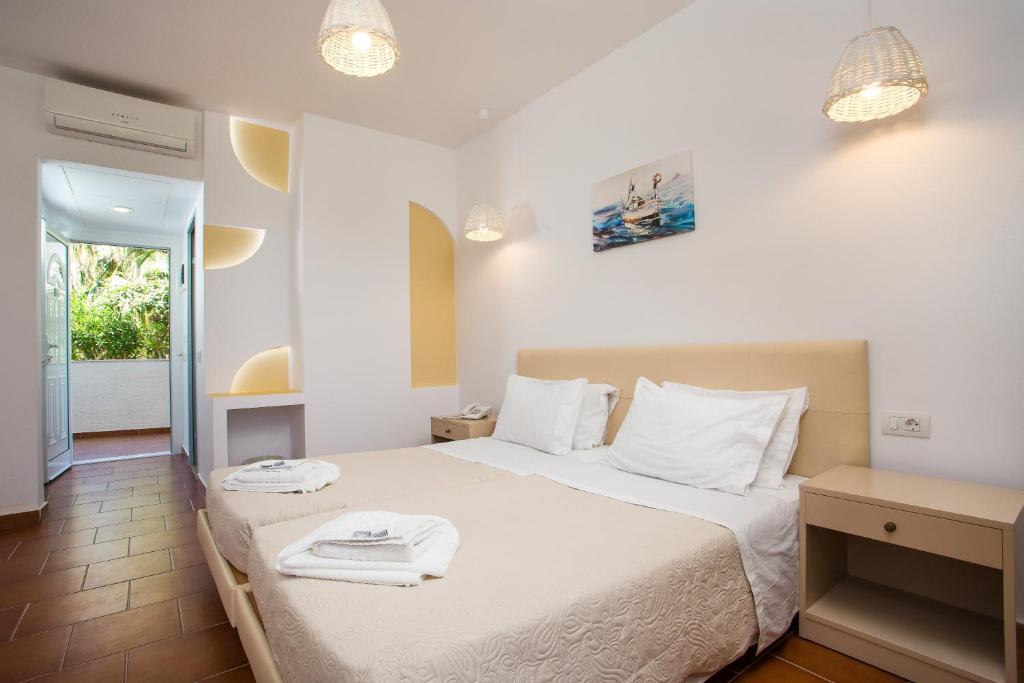 Postel nebo postele na pokoji v ubytování Muses Hotel