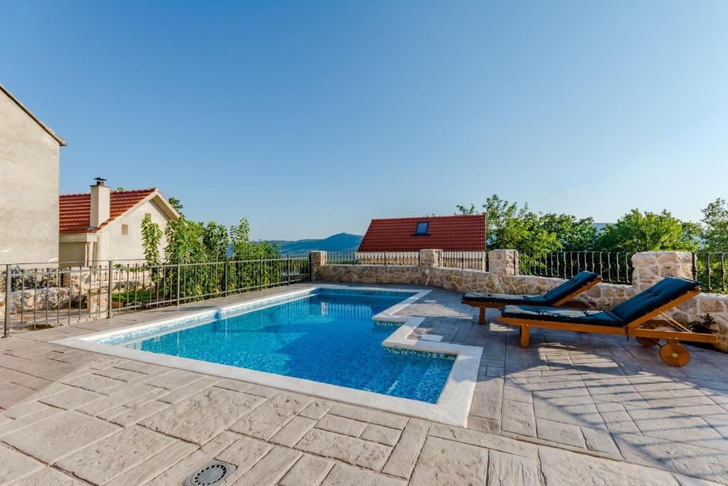 Bazén v ubytovaní Holiday Home Rustic alebo v jeho blízkosti