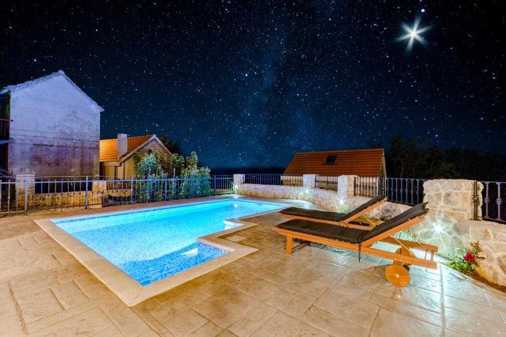 Bazén v ubytovaní Holiday Home Rustic alebo v jeho blízkosti