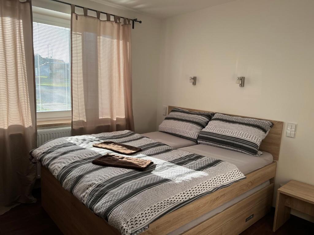 ein Bett in einem Schlafzimmer mit zwei Schuhen drauf in der Unterkunft Penzion Na Rozcestí in Bulhary