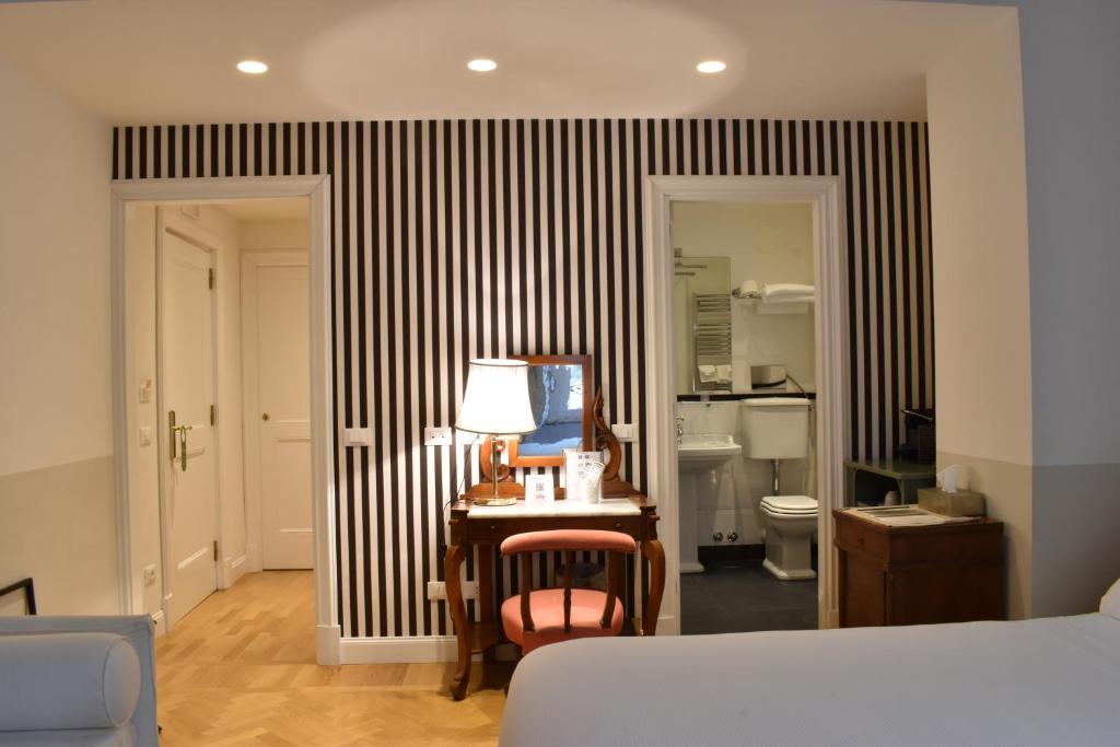 A bed or beds in a room at Relais Donna Lucrezia
