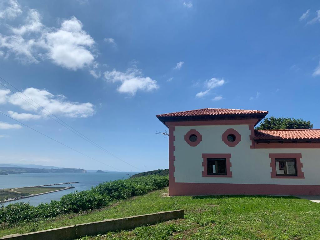 una casa en la cima de una colina junto al agua en Casa Lin Nieva, en Nieva