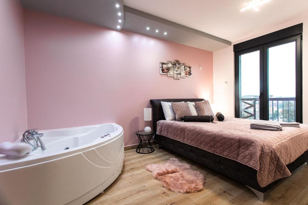 Postel nebo postele na pokoji v ubytování Room Jacuzzi “ATHENA”