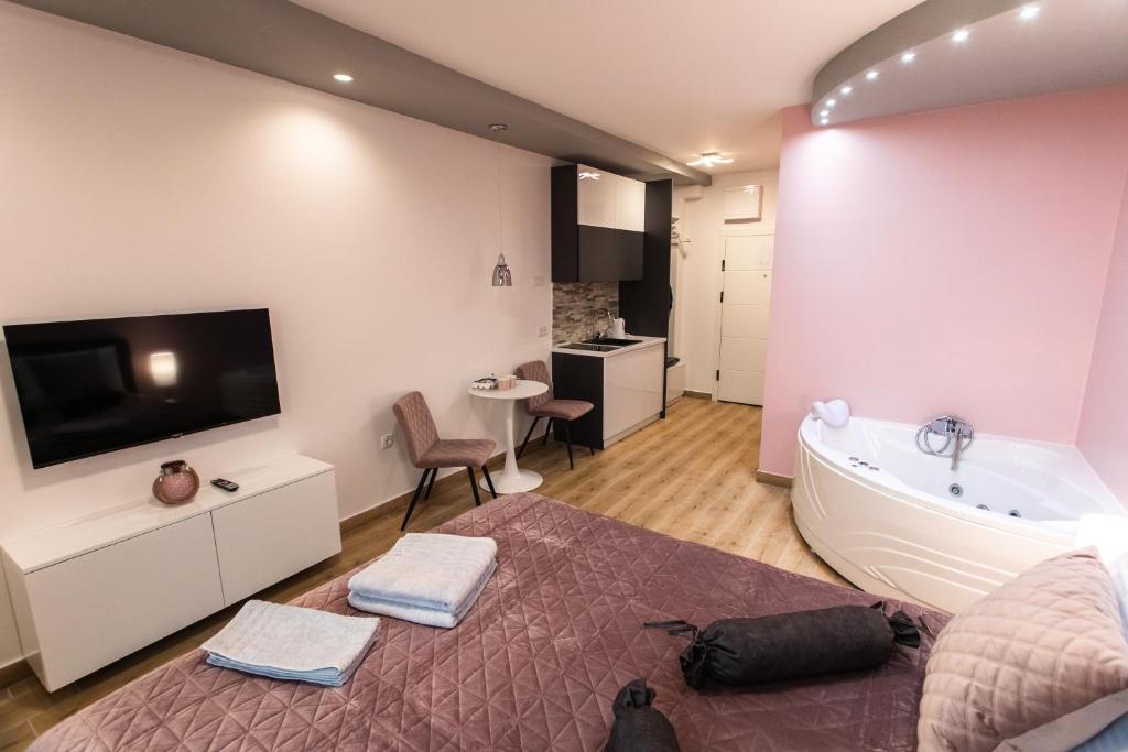 Postel nebo postele na pokoji v ubytování Room Jacuzzi “ATHENA”