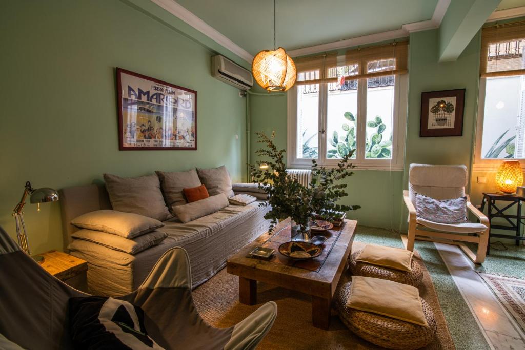- un salon avec un canapé et une table dans l'établissement THE CACTI HOUSE, à Athènes