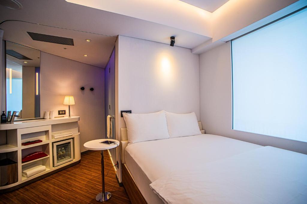Postel nebo postele na pokoji v ubytování citizenM Taipei North Gate