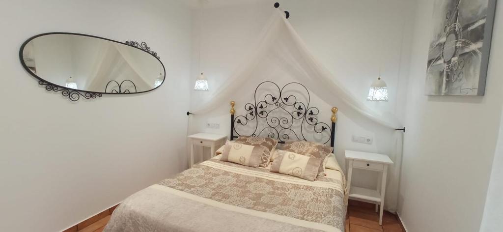 1 dormitorio con 1 cama con espejo grande en Casa Rural Miralmonte, en San Leonardo de Yagüe