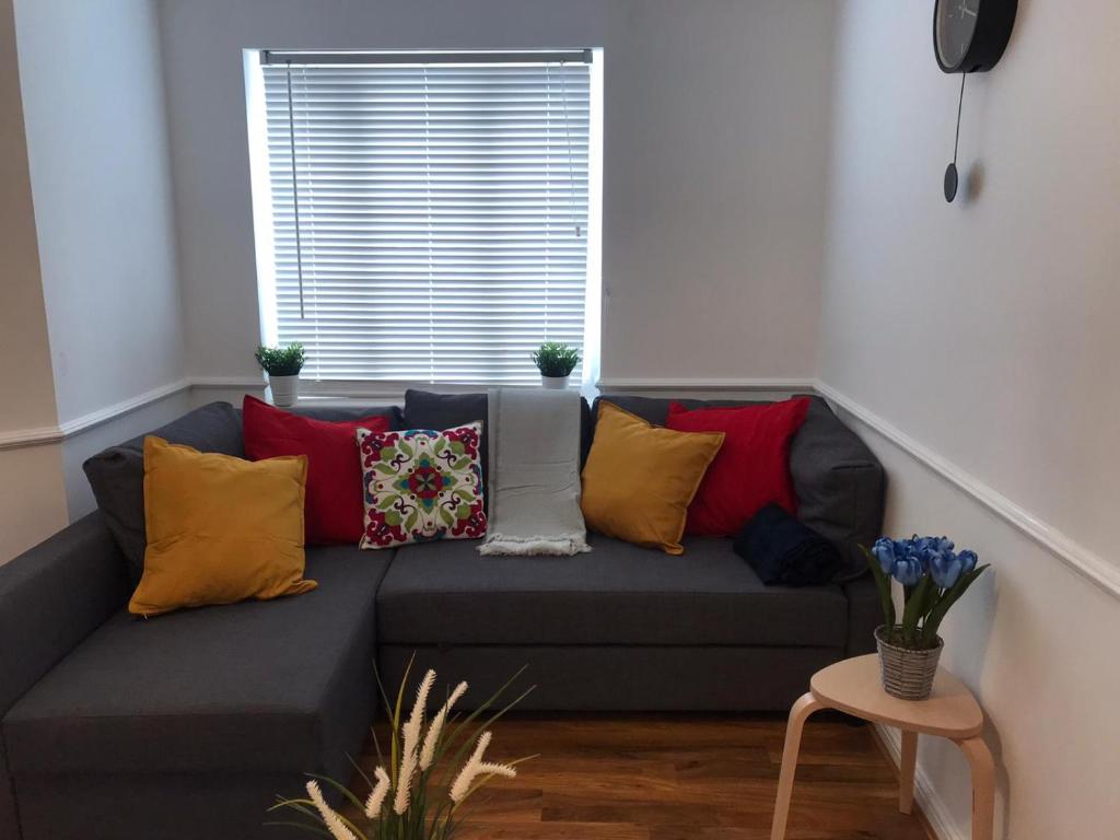 um sofá com almofadas coloridas numa sala de estar em Luxurious & Spacious 5 Bedroom Property em Belvedere