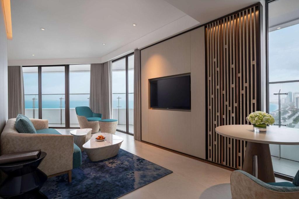 Executive Corner Suite with Ocean View and Lounge Access