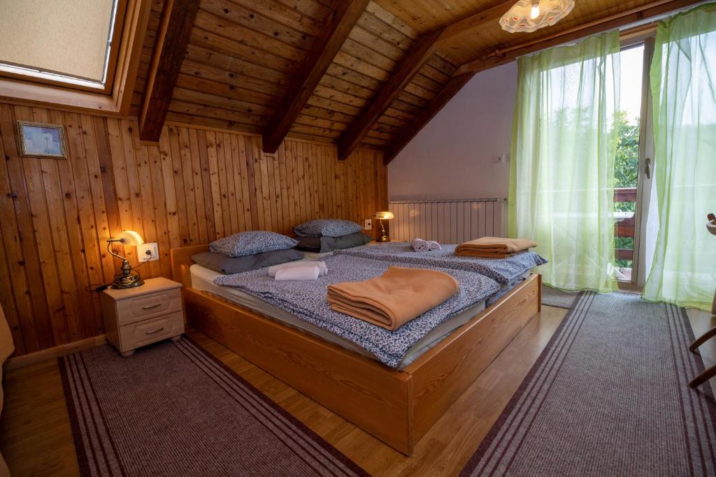Katil atau katil-katil dalam bilik di Apartment Proljeće