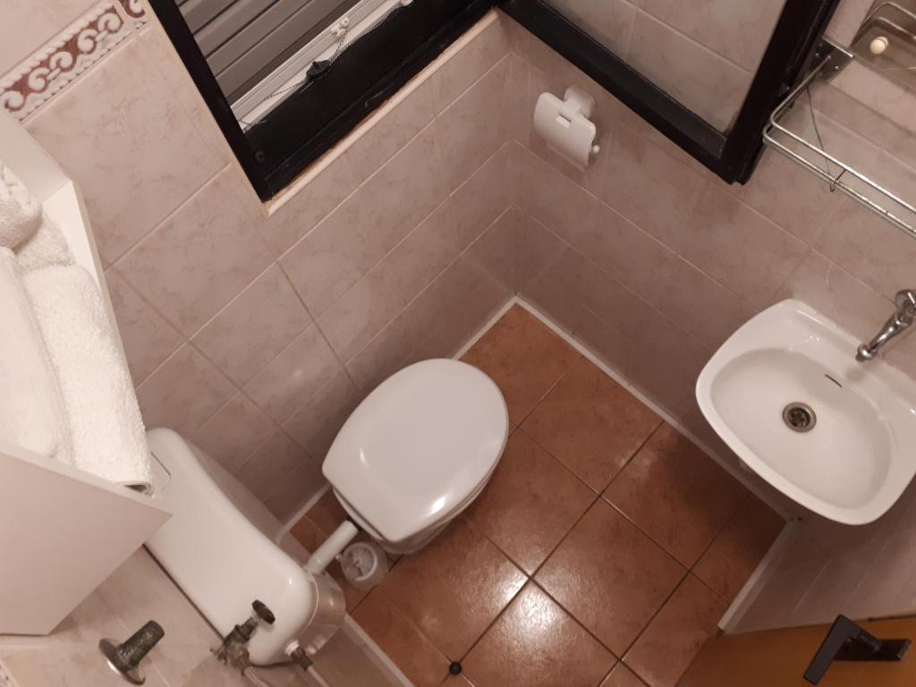 małą łazienkę z toaletą i umywalką w obiekcie Apartments Kipson w Nin