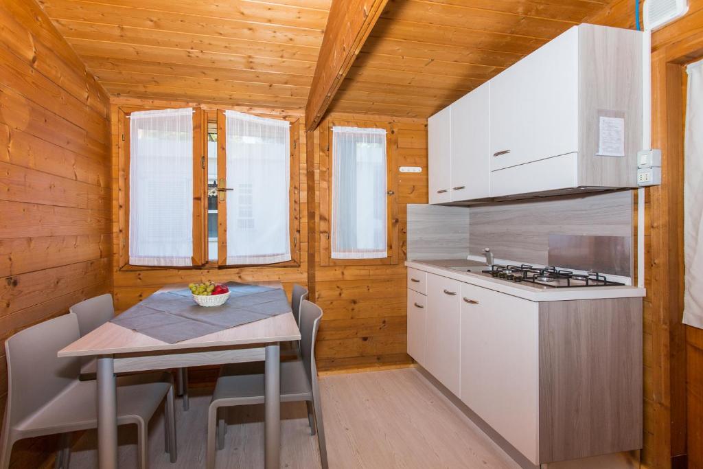 A kitchen or kitchenette at Club del Sole Marina Romea Easy Camping Village