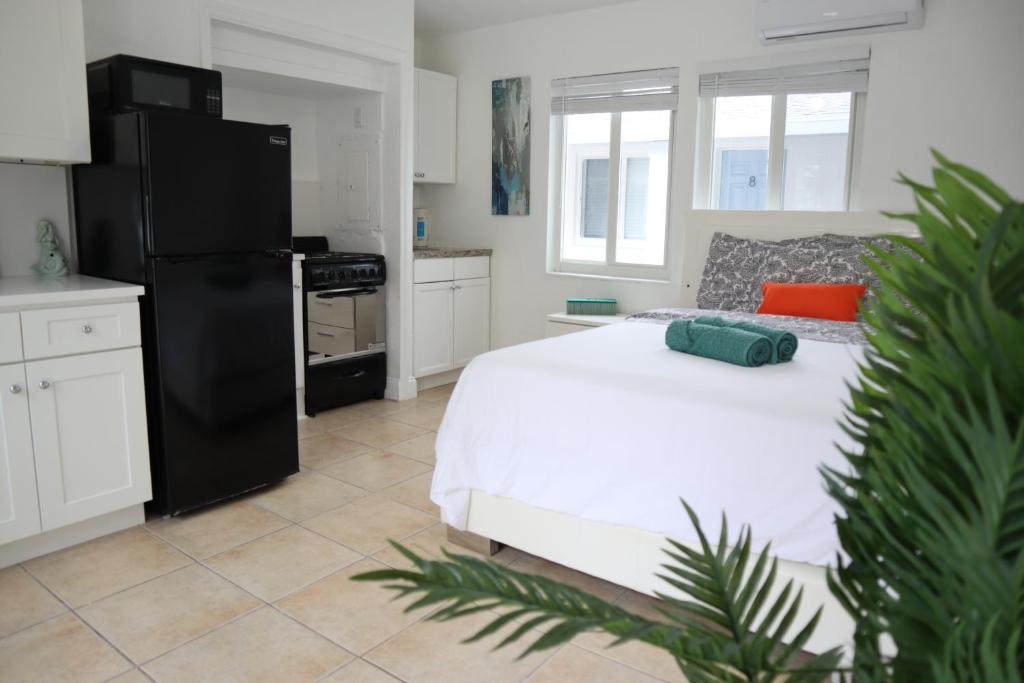 Ένα ή περισσότερα κρεβάτια σε δωμάτιο στο Singer Island Inn Studio/ Walk to the Beach