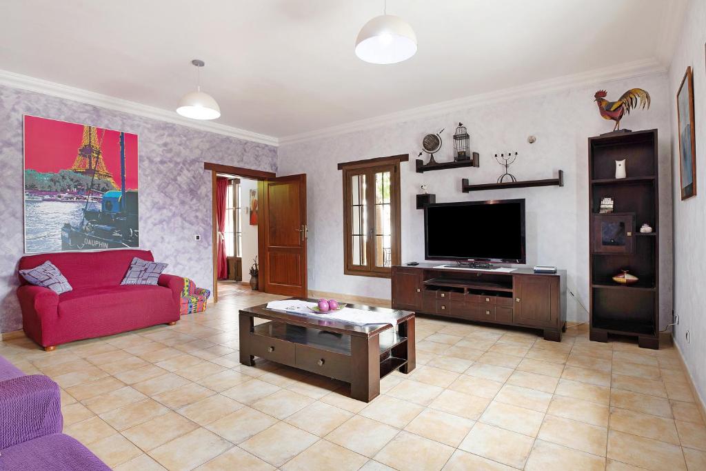 A television and/or entertainment centre at La Escuelita