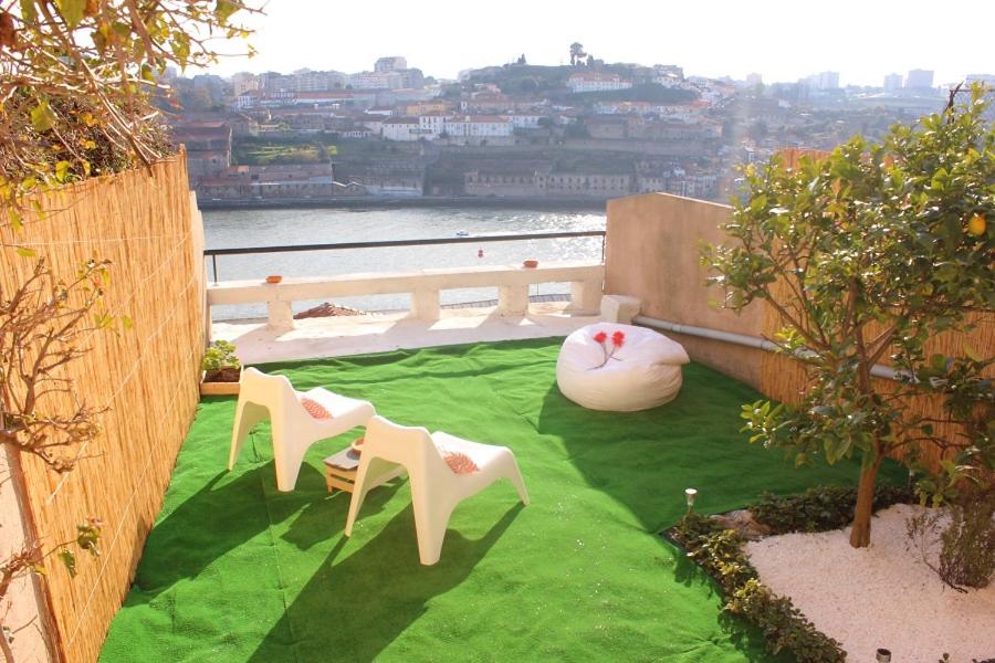 einen grünen Rasen mit zwei Stühlen und einer Bank in der Unterkunft Oportobestview-Garden in Porto