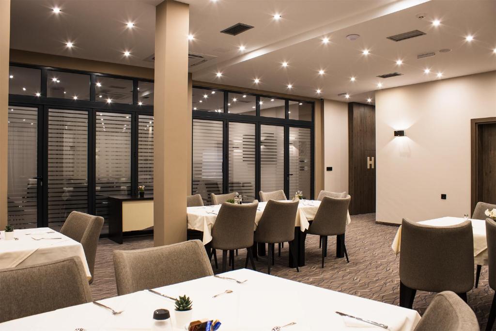 Restaurace v ubytování NEW Garni Hotel FILIA