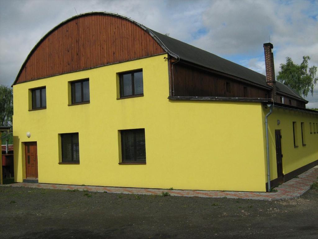 żółty dom z brązowym dachem w obiekcie Pavilon v ráji w mieście Žďár