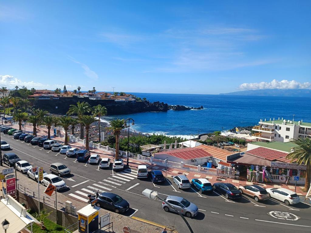 プエルト・デ・サンティアゴにあるOcean Viewの海辺の駐車場