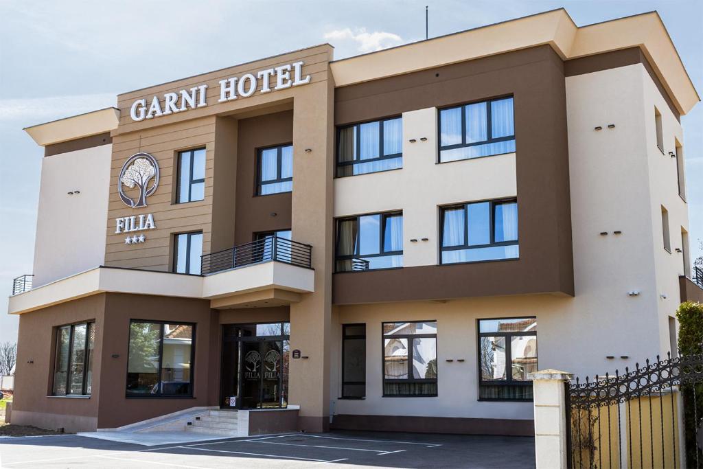 un edificio con il grand hotel di fronte ad esso di NEW Garni Hotel FILIA a Nova Pazova