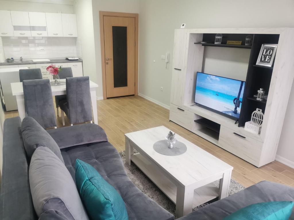 sala de estar con sofá y TV en Apartman DalMe en Novi Pazar