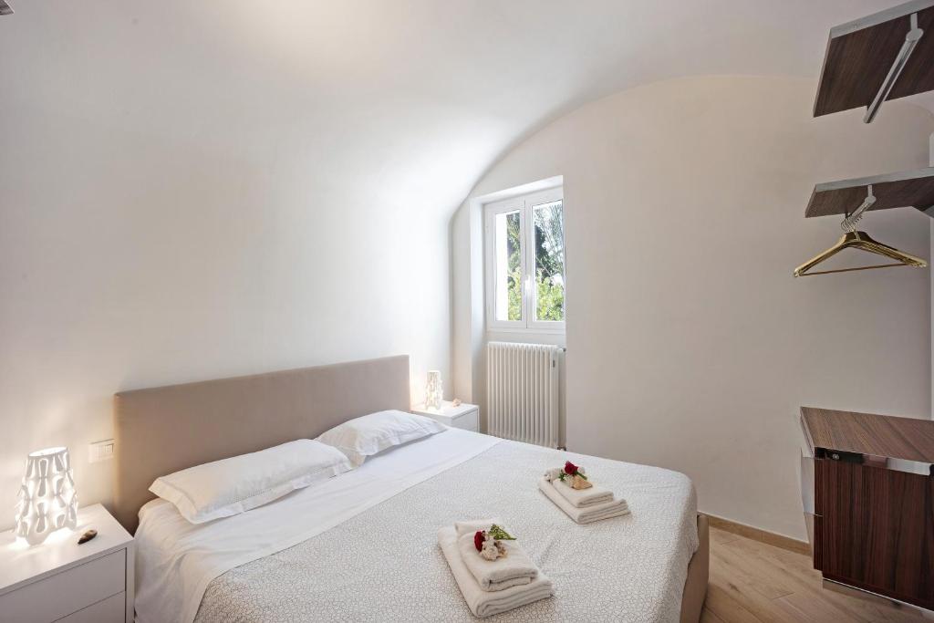 A bed or beds in a room at Bordighera weekend vacanze e mare