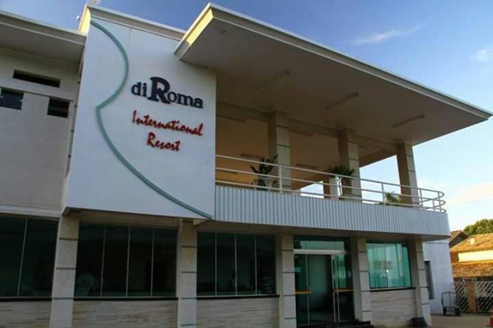 un edificio con un cartel en el costado en Flat Di Roma Resort Internacional, en Caldas Novas