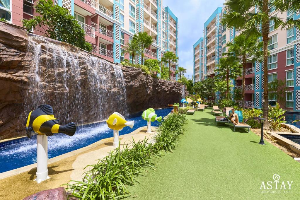Bazén v ubytování Grande Carribean condo sea view&park view Comfortable 1 bedroom apartment for 3 person with washing machine , kitchen and all utensils for the cooking nebo v jeho okolí