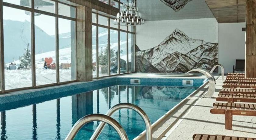 Bazén v ubytování New Gudauri Alpen Apartments nebo v jeho okolí