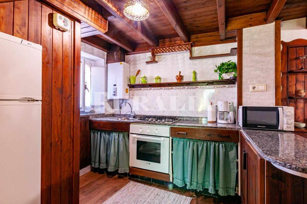 A kitchen or kitchenette at Casa Carmen 5 Situada en una zona muy tranquila a