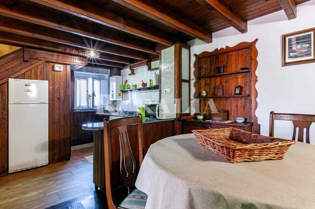 A kitchen or kitchenette at Casa Carmen 5 Situada en una zona muy tranquila a