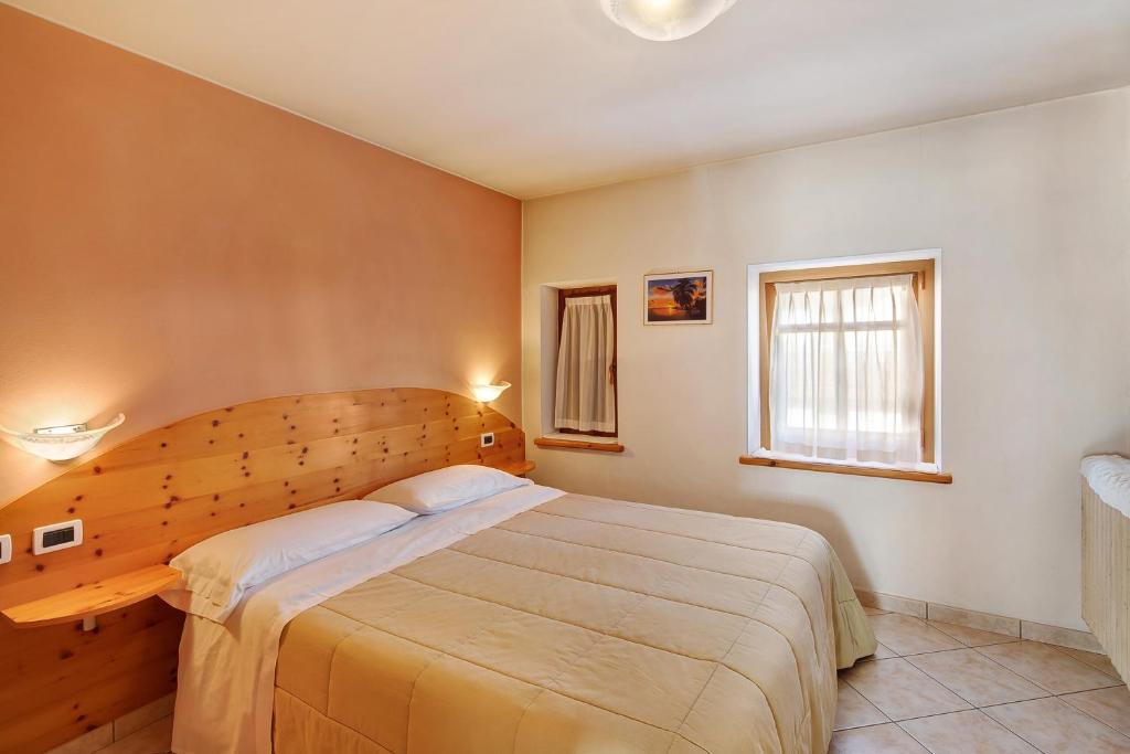 a bedroom with a large bed and a window at Appartamenti Gg 3 in Livigno