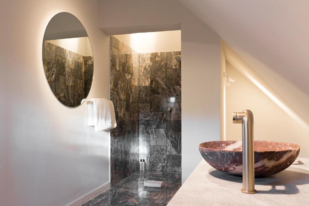 Kúpeľňa v ubytovaní Kai 36 - Hotel zwischen Fels und Fluss