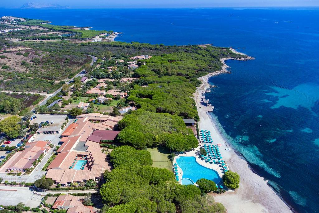 una vista aérea del complejo y la playa en Club Hotel Marina Seada Beach, en Budoni