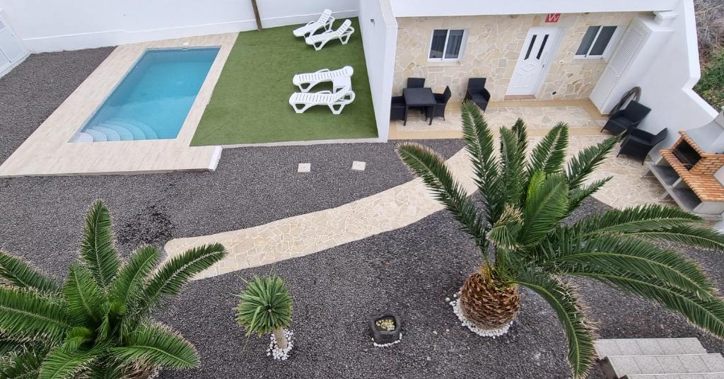 una vista aérea de una casa con piscina y palmeras en La Bonanza, en Timijiraque
