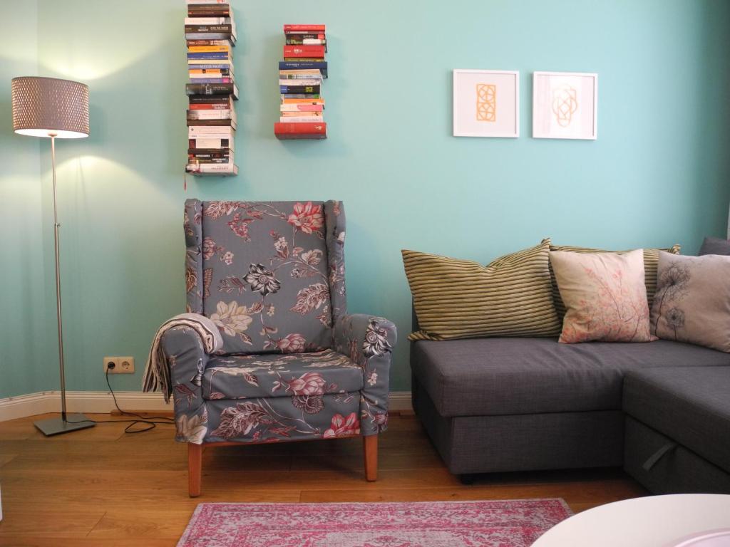 ein Wohnzimmer mit einem Stuhl und einem Sofa in der Unterkunft Apartment Türkis zentral in Bremen