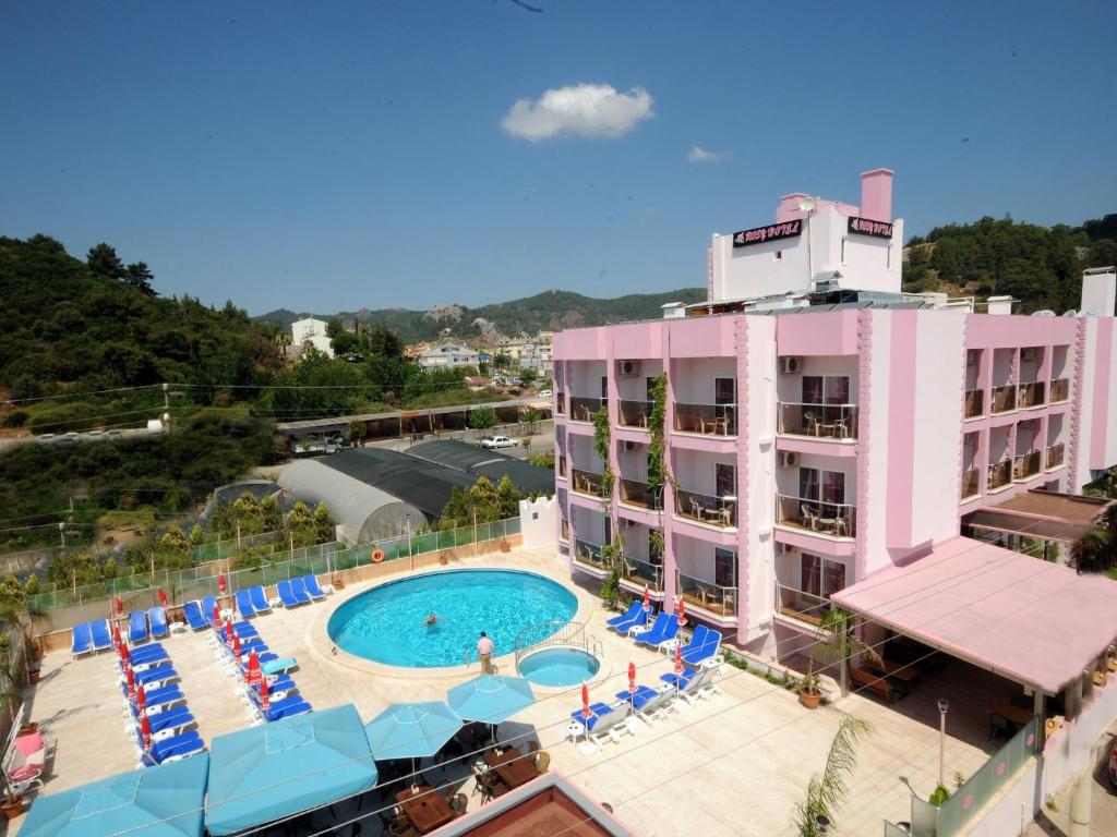 Elle offre une vue aérienne sur un hôtel doté d'une piscine. dans l'établissement Rosy Hotel Marmaris, à Marmaris
