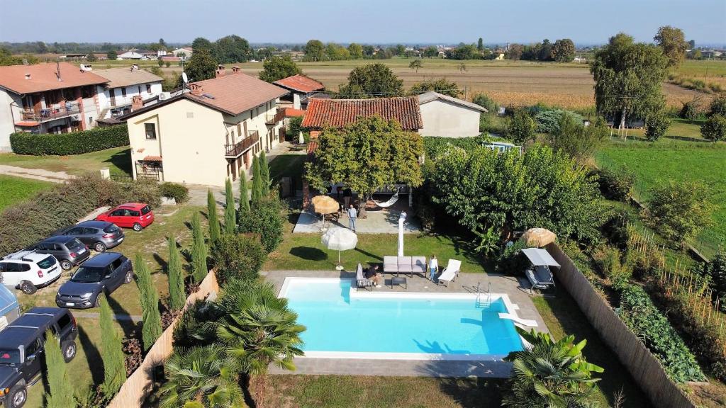 uma vista aérea de uma casa com piscina em B&B L'orto del Geo em Cavour