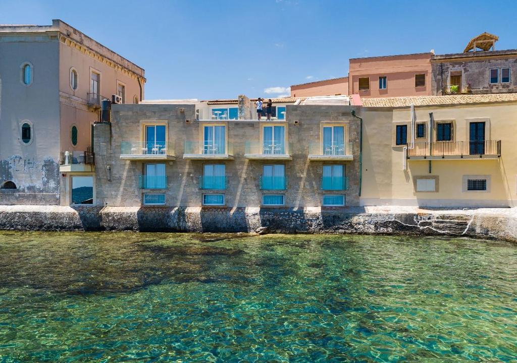 Bazén v ubytovaní Re Dionisio Luxury Suites alebo v jeho blízkosti