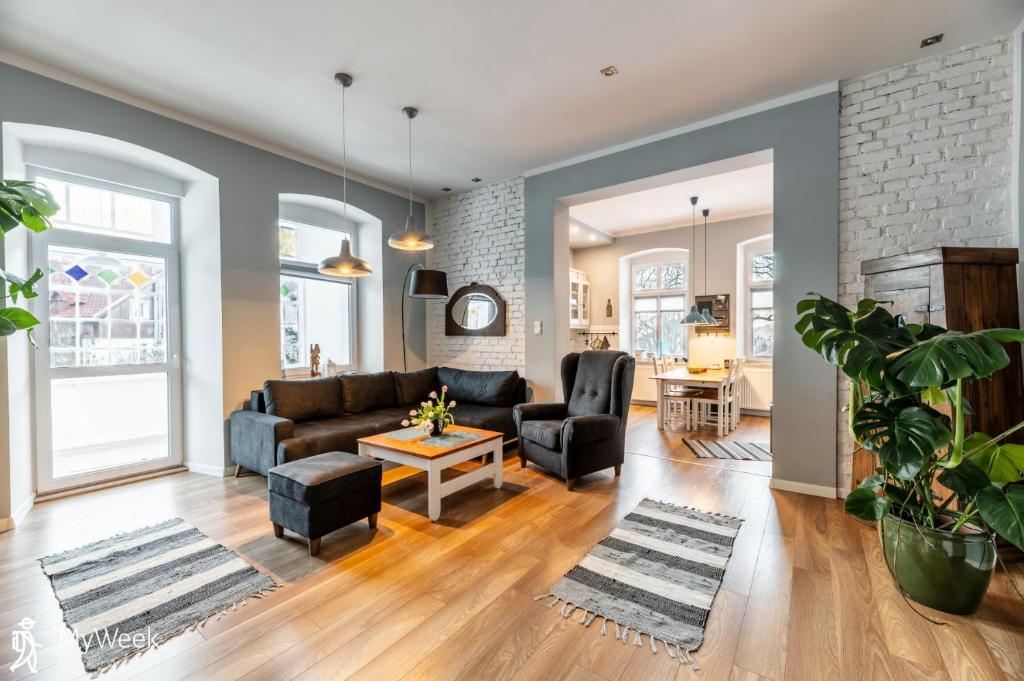 a living room with a couch and a table at Apartament w centrum Karpacza, MyWeek in Karpacz