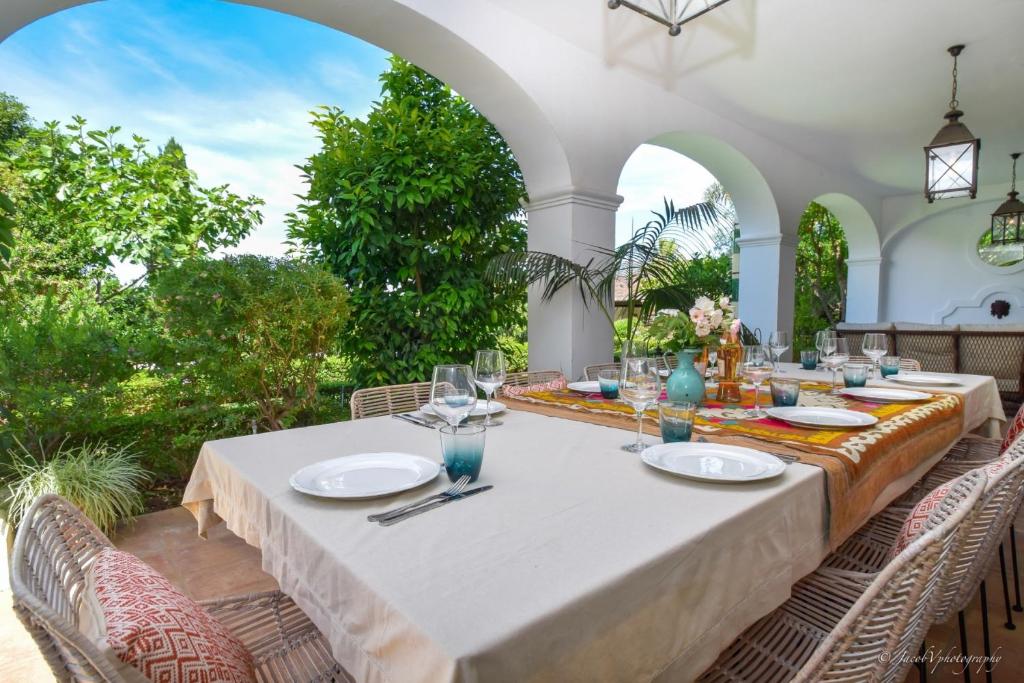 Vonkajšia záhrada v ubytovaní Spacious Andalusian-inspired Villa with Scenic Views