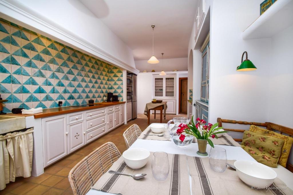 Kuchyňa alebo kuchynka v ubytovaní Spacious Andalusian-inspired Villa with Scenic Views