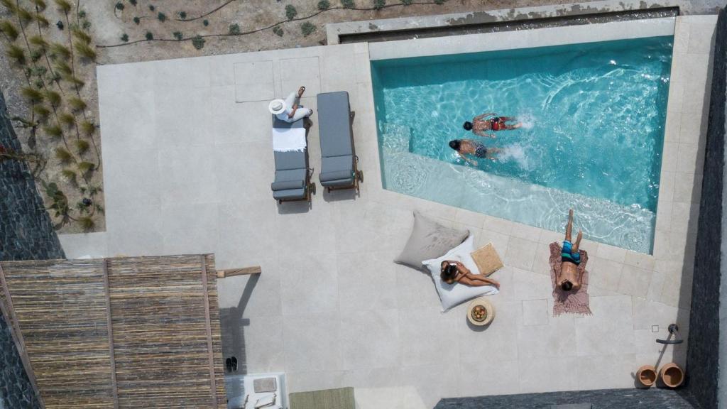 Bazén v ubytování Lithi Luxury Retreat nebo v jeho okolí