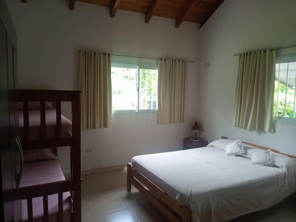 Łóżko lub łóżka w pokoju w obiekcie El Maná