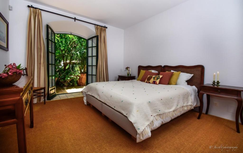 Posteľ alebo postele v izbe v ubytovaní Spacious Andalusian-inspired Villa with Scenic Views