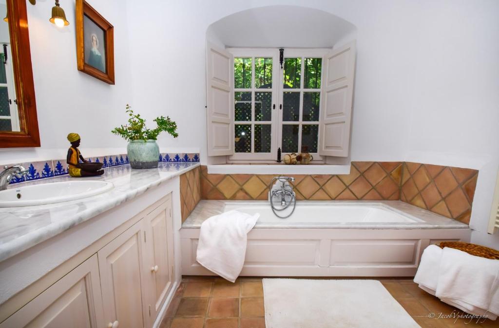 Kúpeľňa v ubytovaní Spacious Andalusian-inspired Villa with Scenic Views