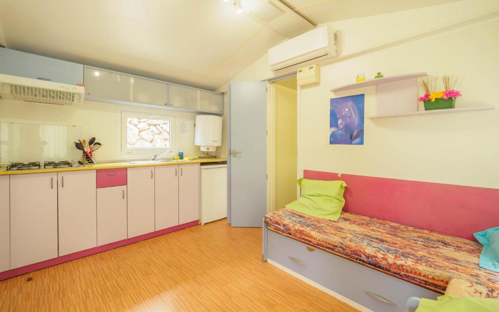 Camping Alberg Municipal Tivissa - Casa Móvil (4 Adultos 2 Niños)