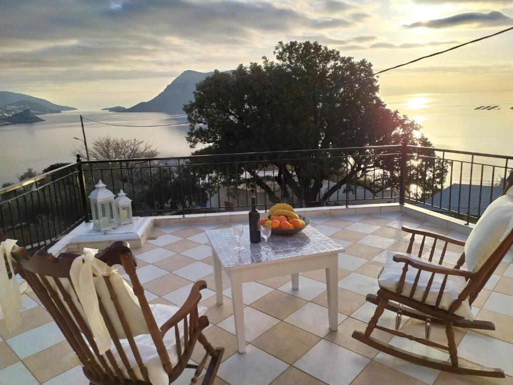 una mesa con un bol de fruta en el balcón en Terra Calma en Kalymnos
